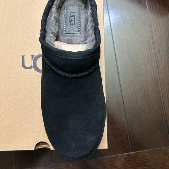 UGG Women's Classic Slippers. Almost New. Excellent condition. - Picture 6 of 7